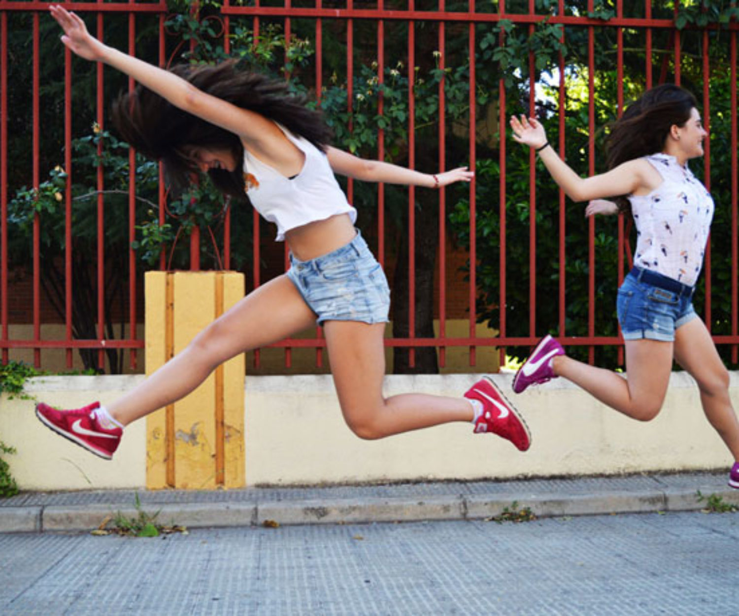 María y Jimena saltando a la vez